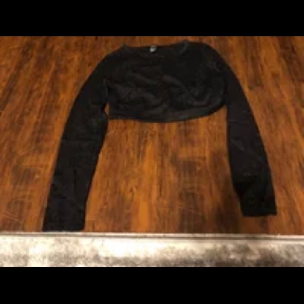 Long sleeve belly shirt.